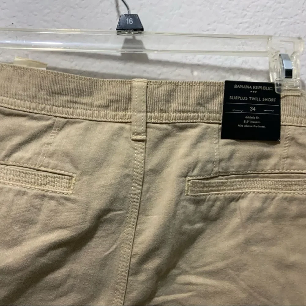 Banana Republic  Men 8-5 Inch  inseam Twill Short Light Stone tan